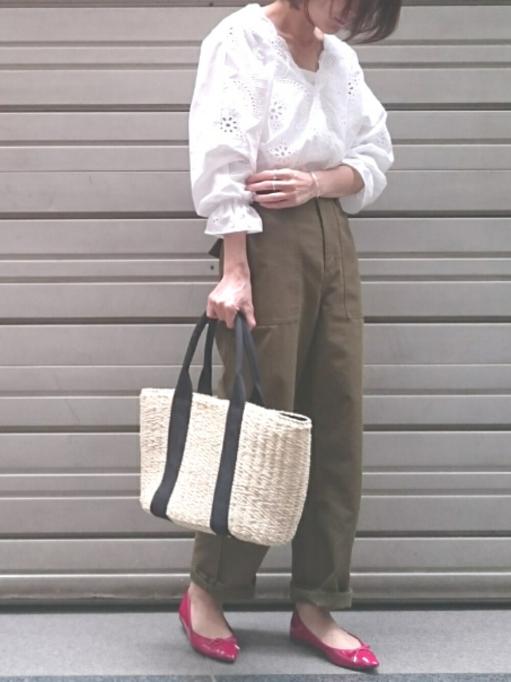 「N. Natural Beauty Basic、レーストップス、ベイカーパンツ、バレエシューズ、赤」｜「N.（N. Natural Beauty Basic）の◆ベイカーパンツ（その他パンツ、グリーン系）」を使った、Ayaさん（レディース・151cm）の春コーディネートの1枚目の写真