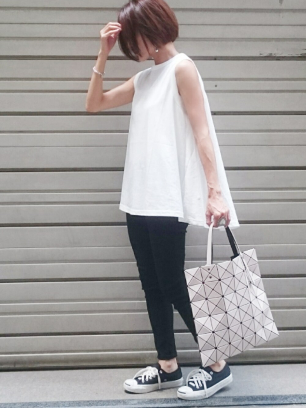 「タンクトップ、Aライン、スキニー、ジャックパーセル、BAO BAO ISSEY MIYAKE、モノトーン、ラフ、ビッグT」｜「AZUL by moussyのAライントップス（タンクトップ、ホワイト系）」を使った、Ayaさん（レディース・151cm）の夏コーディネートの1枚目の写真
