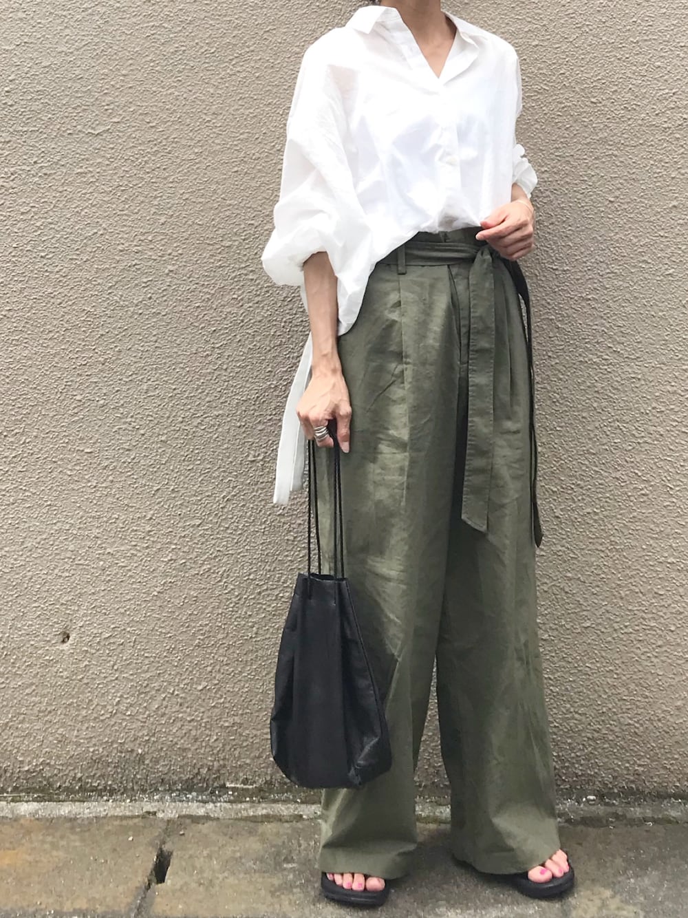 「シャツスタイル、ワイドパンツ、リネン、巾着バッグ、スポーツサンダル、袖ボリューム、オトナカジュアル、プチプラコーデ、ユニクロ、白シャツ」｜「RIM.ARKのｶﾌﾘﾎﾞﾝｼｬﾂ（シャツ/ブラウス、ホワイト系）」を使った、Ayaさん（レディース・151cm）の夏コーディネートの1枚目の写真