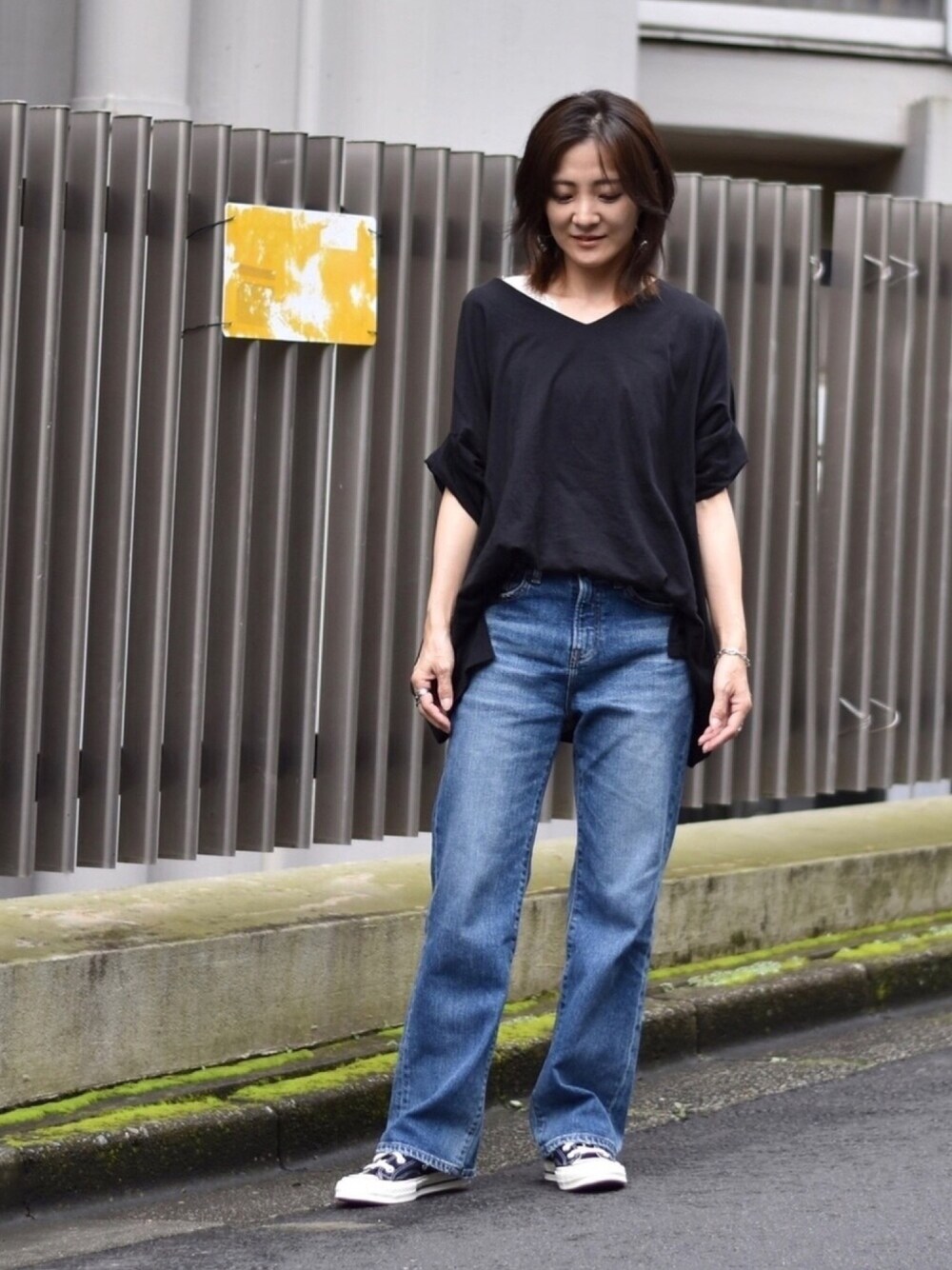 ブラック系のTシャツ/カットソー、ブルー系のデニムパンツ、ホワイト系のタンクトップを着用したレディースの夏コーディネートの1枚目の写真