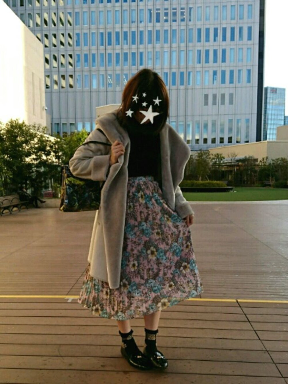 「cheek、COQULE、clear、プリーツスカート、花柄、ムートンコート、冬コーデ、春コーデ、GU、ニット」｜「Cheekのアイテム（スカート、ピンク系）」を使った、しまさん（レディース・155cm）の冬コーディネートの1枚目の写真