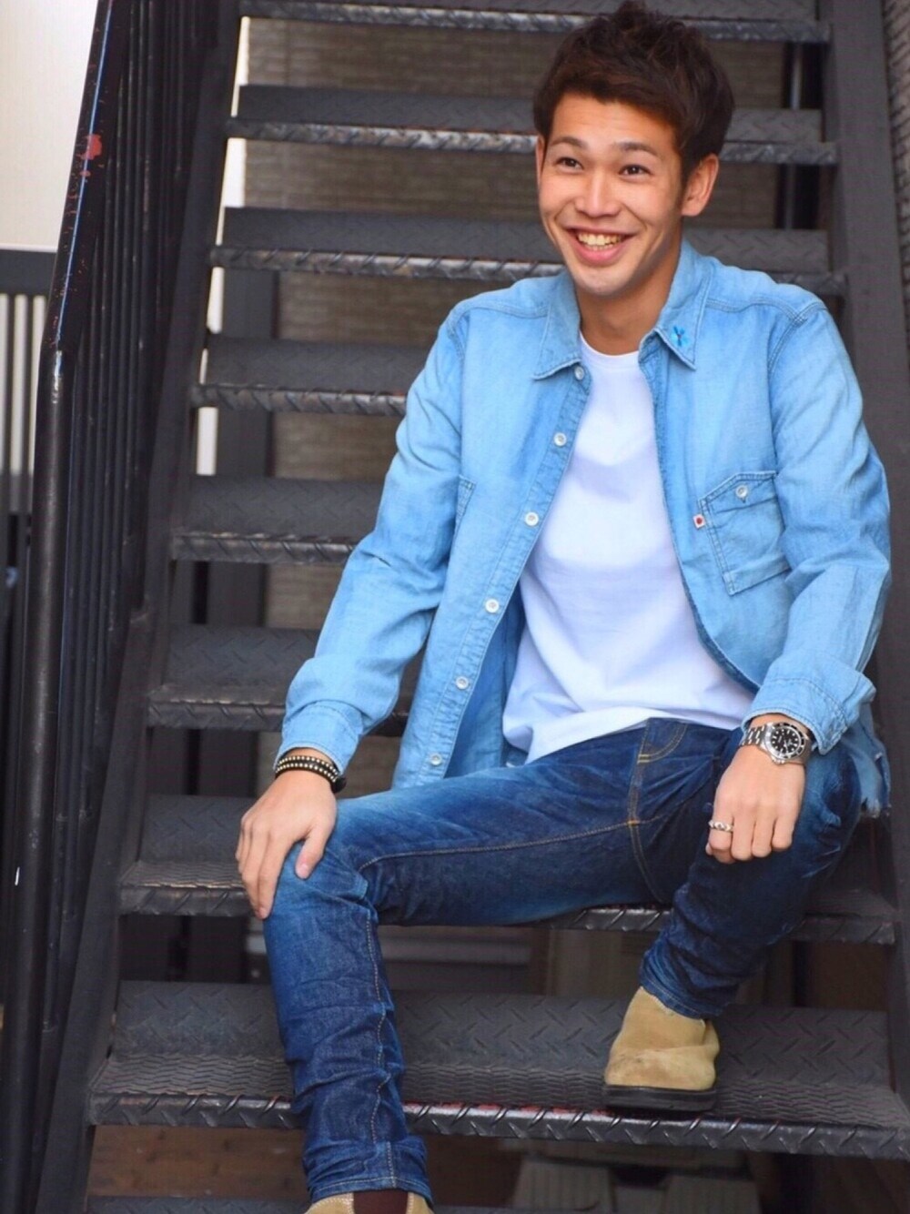 ブルー系のシャツ/ブラウス、ホワイト系のTシャツ/カットソー、ブルー系のデニムパンツを着用したメンズの春コーディネートの1枚目の写真