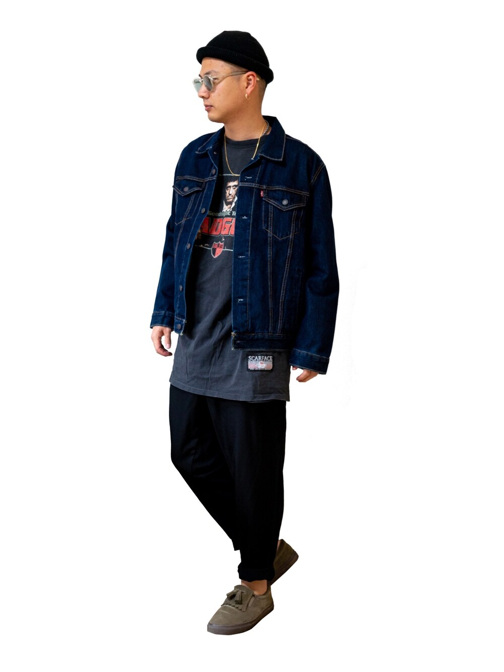 ブルー系のデニムジャケット、ブラック系のその他パンツ、その他のサングラスを着用したメンズの春コーディネートの1枚目の写真