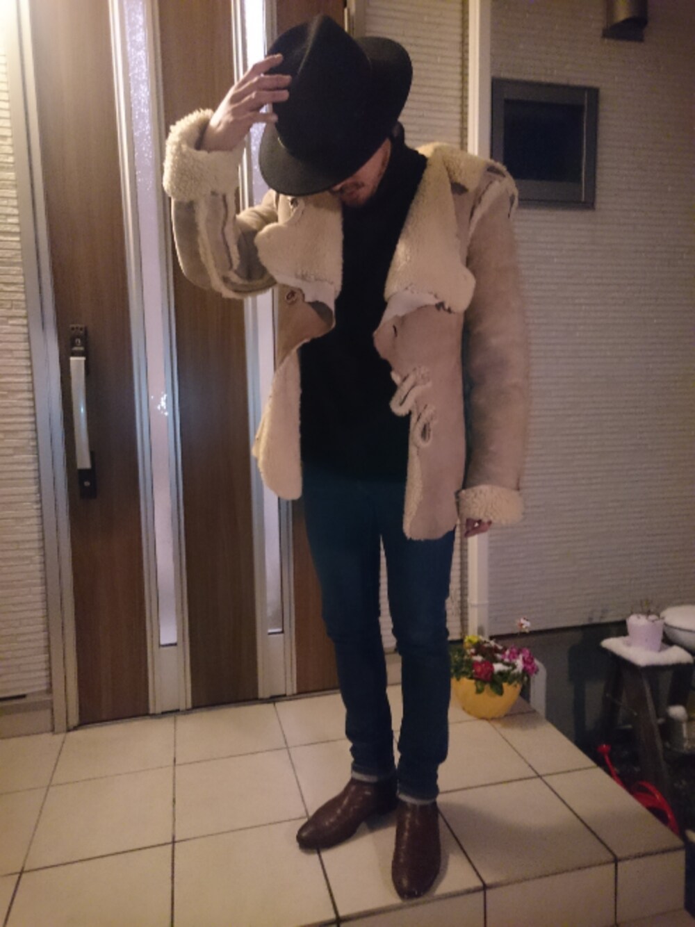 「冬コーデ、スキニーデニム、ムートンコート、ootd、burberry、バーバリー、もこもこ、ベージュ、タートルネック、GAP」｜「Mountain Rhythmのアイテム（ムートンコート、ベージュ系）」を使った、ハスキさん（メンズ・172cm）の冬コーディネートの1枚目の写真