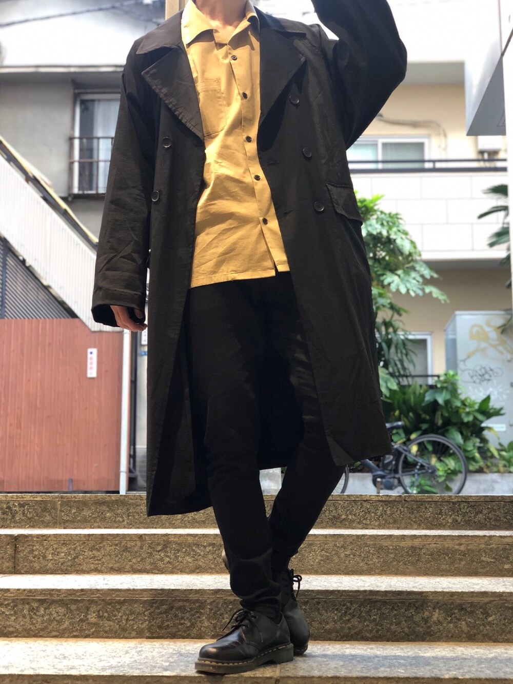 「秋のコーデ、シンプル、きれいめカジュアル、ビッグシルエット、ootd、やっぱりストリートが好き、おしゃれさんと繋がりたい、冬コーデ、HARE、ブラック」｜「HAREのEASYトレンチコート(HARE)（トレンチコート、ブラック系）」を使った、りゅうさん（メンズ・176cm）の秋コーディネートの1枚目の写真