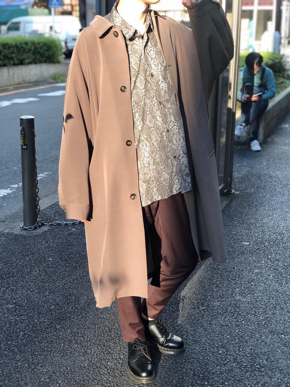 「やっぱりストリートが好き、シンプル、ビッグシルエット、秋のコーデ、冬コーデ、きれいめカジュアル、ベージュ、古着、秋冬コーデ、おしゃれさんと繋がりたい」｜「HAREのドルマンBIGステンカラーコート(HARE)（ステンカラーコート、ブラウン系）」を使った、りゅうさん（メンズ・176cm）の秋コーディネートの1枚目の写真
