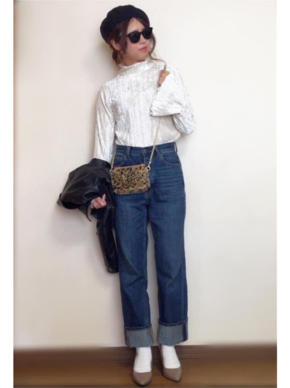 「シンプル、オトナ女子、大人カジュアル、キレイめ、ライダース、ベレー帽、ベロアトップス、ソックス×パンプス、パンツスタイル、フレアスリーブ」｜「EGOISTのヴィンテージライクライダースジャケット（ライダースジャケット、ブラック系）」を使った、Miiさん（レディース・159cm）の冬コーディネートの1枚目の写真