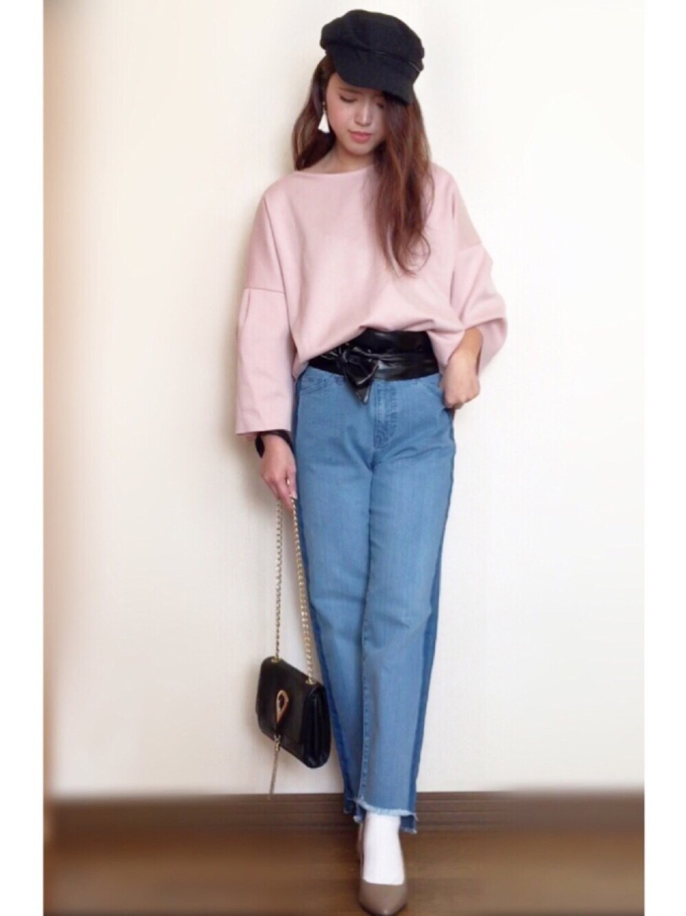 「シンプルコーデ、大人カジュアル、ゆるコーデ、デニム、ラインパンツ、サッシュベルト、キャスケット、ソックス×パンプス、スプリングSENSEOFPLACE、ピンク」｜「coenのマリンキャスケット（キャスケット、ブラック系）」を使った、Miiさん（レディース・159cm）の冬コーディネートの1枚目の写真