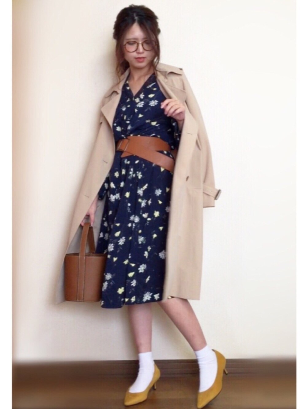 「シンプル、春コーデ、オトナ女子、大人コーデ、花柄ワンピース、トレンチコート、ソックス×パンプス、レトロ、サッシュベルト、丸メガネ」｜「LOWRYS FARMのアイテム（トレンチコート、ベージュ系）」を使った、Miiさん（レディース・159cm）の春コーディネートの1枚目の写真