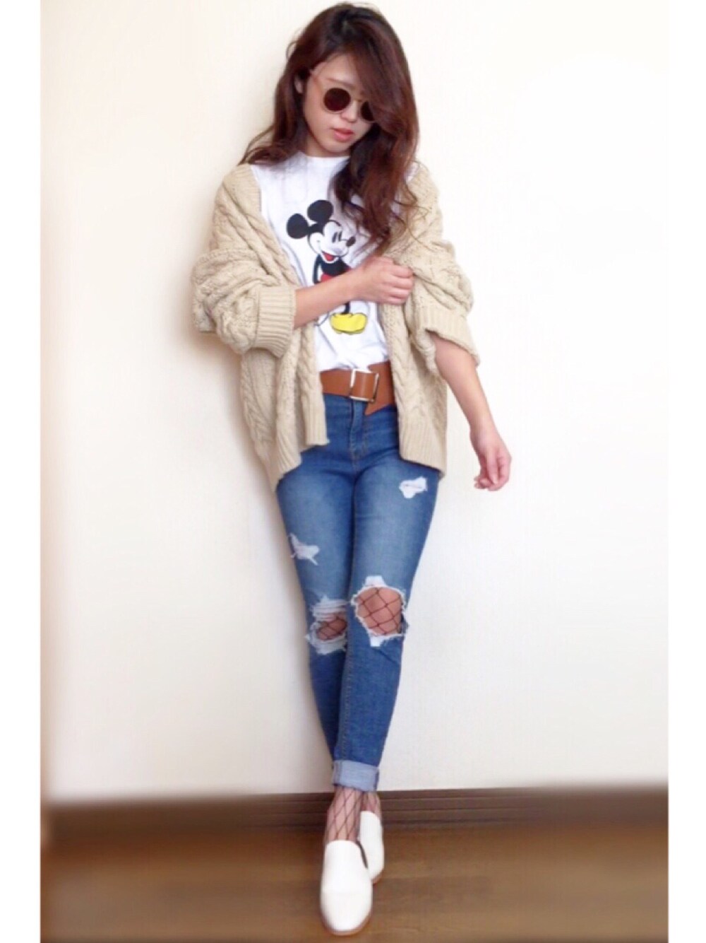 ブルー系のデニムパンツ、ホワイト系のTシャツ/カットソー、ホワイト系のカーディガン/ボレロを着用したレディースの春コーディネートの1枚目の写真