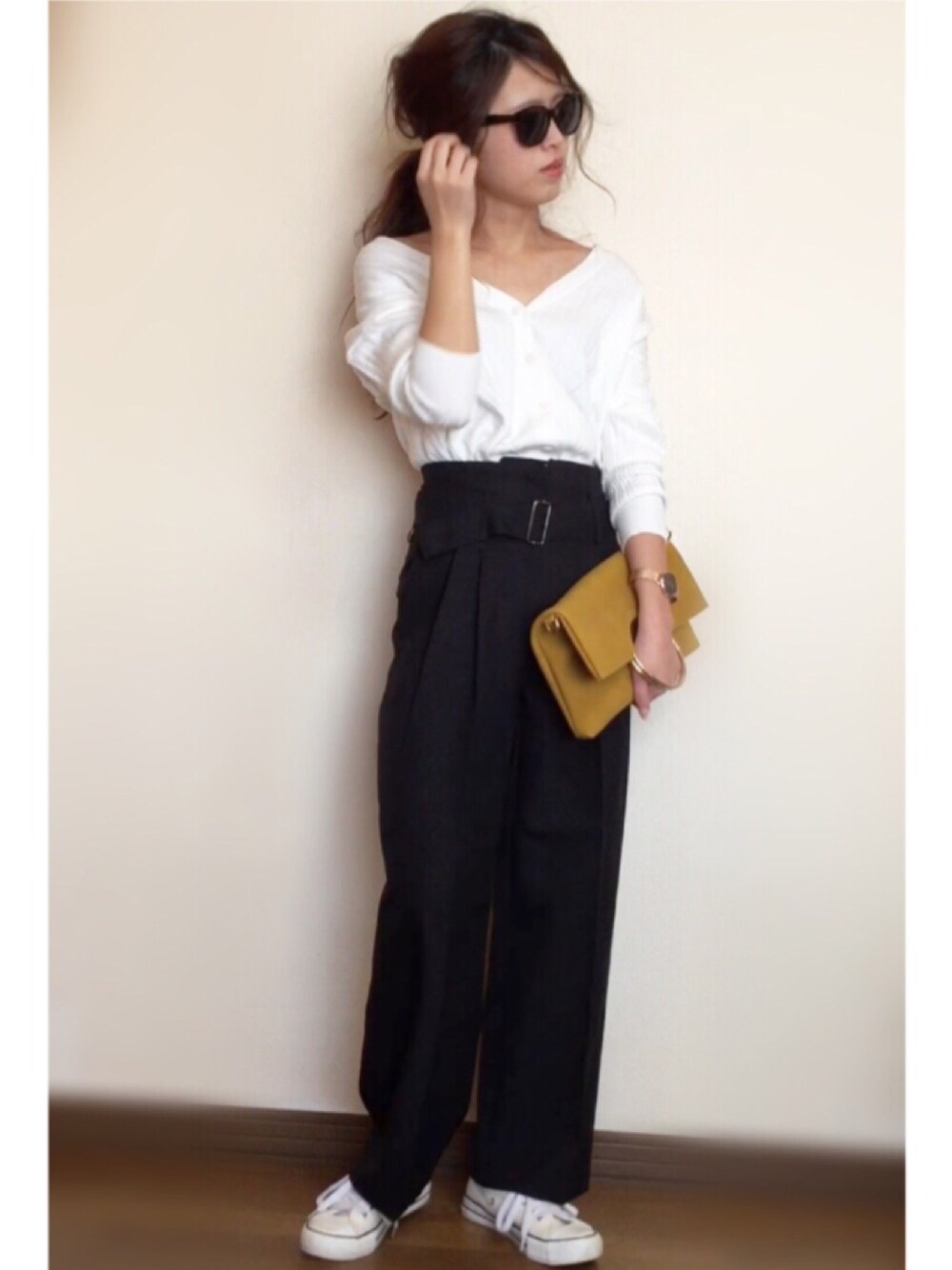 「春、大人カジュアル、パンツスタイル、ゆるコーデ、ワイドパンツ、カーディガン、シンプルコーデ、イエロー、モノトーン、春コーデ」｜「ACC.のfoldingサングラス（サングラス、ブラウン系）」を使った、Miiさん（レディース・159cm）の春コーディネートの1枚目の写真