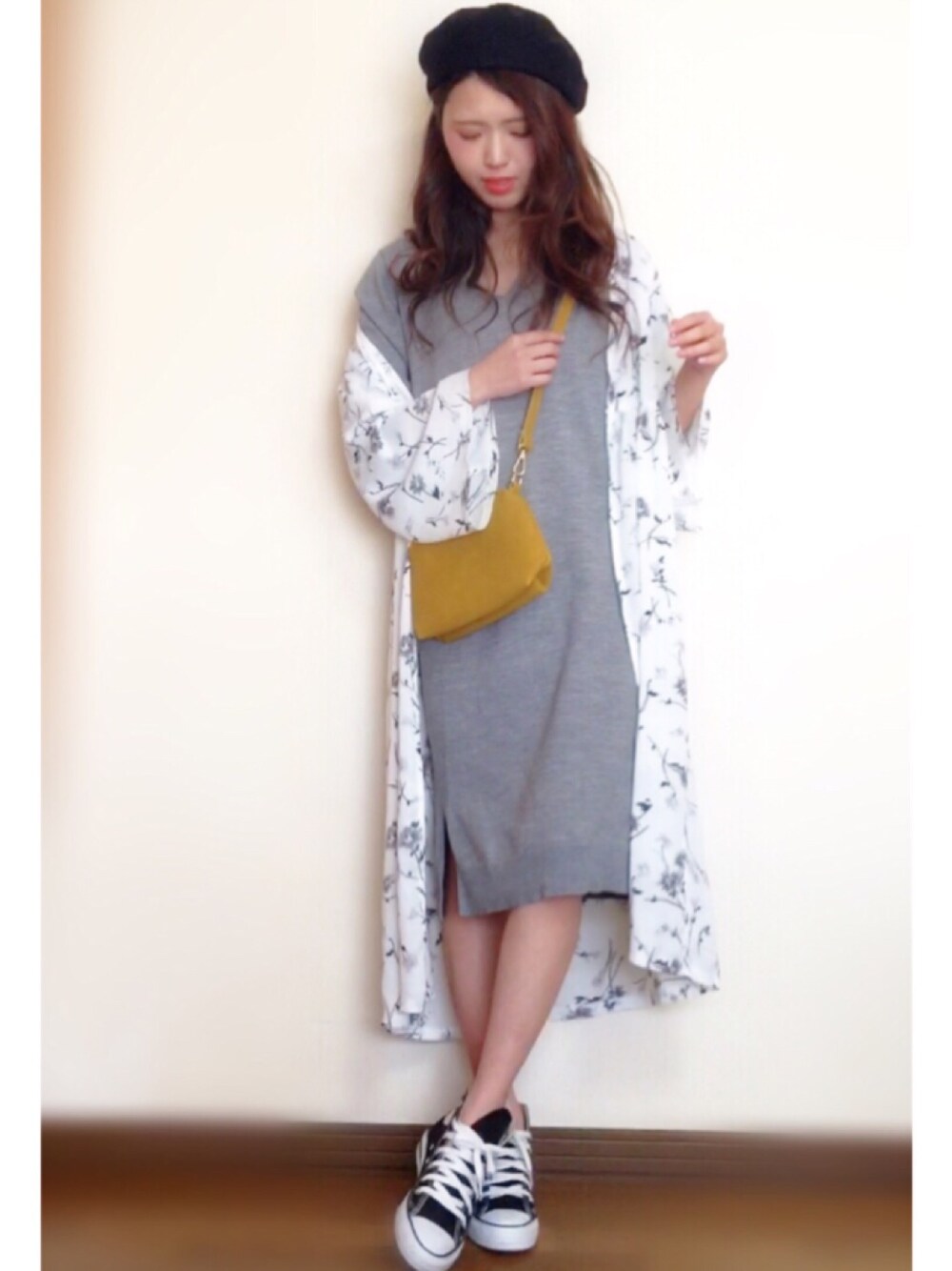 「春、オトナカジュアル、シンプル、プチプラ、オトナ女子、休日スタイル、ガウン、花柄ワンピース、ニットワンピース、ベレー帽」｜「Availのアイテム（ワンピース、ホワイト系）」を使った、Miiさん（レディース・159cm）の春コーディネートの1枚目の写真