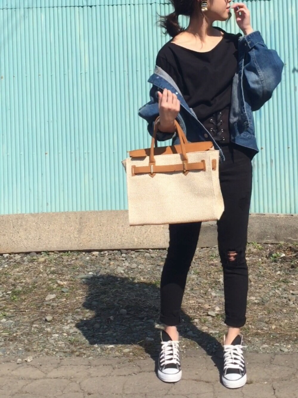 ブラック系のTシャツ/カットソー、ブラック系のその他パンツ、ブラウン系のトートバッグを着用したレディースの春コーディネートの1枚目の写真