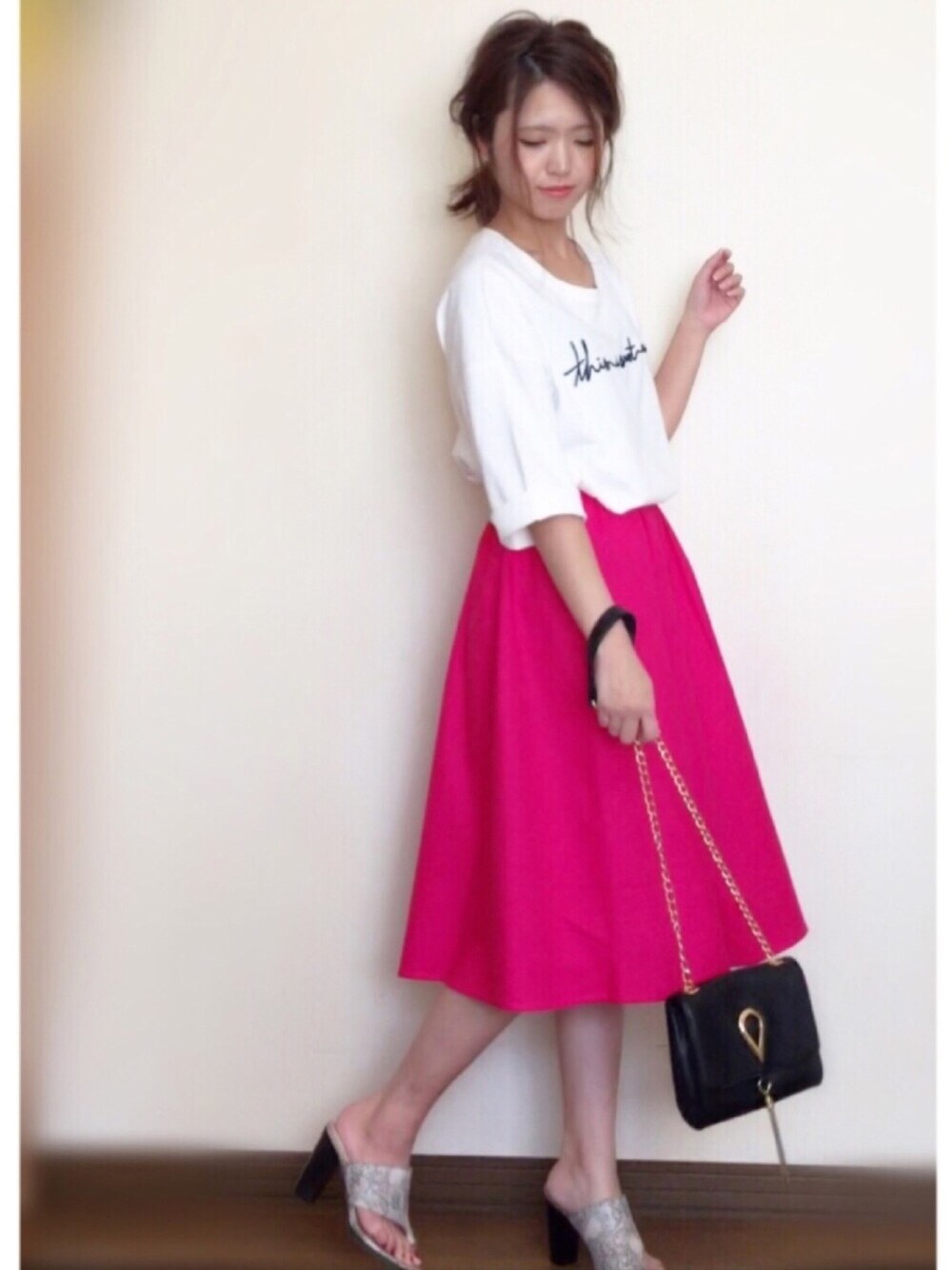 「シンプルコーデ、オトナ女子、甘辛mix、Tシャツ、ロゴT、刺繍、フレアスカート、ピンク、サンダル、GU」｜「EGOISTのハーフカップトングサンダル（サンダル、その他）」を使った、Miiさん（レディース・159cm）の春コーディネートの1枚目の写真