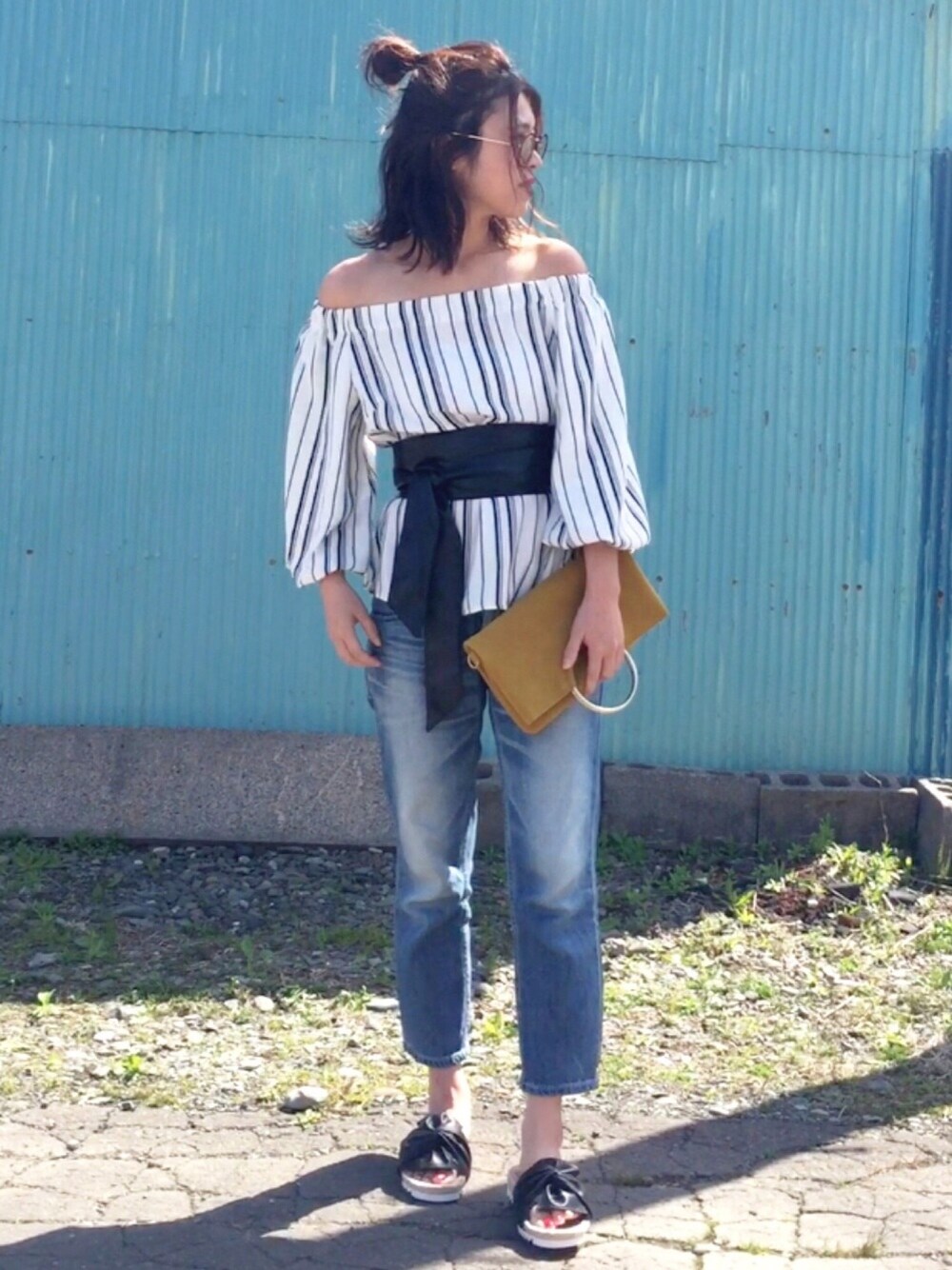 その他のTシャツ/カットソー、ブルー系のデニムパンツ、ホワイト系のクラッチバッグを着用したレディースの春コーディネートの1枚目の写真