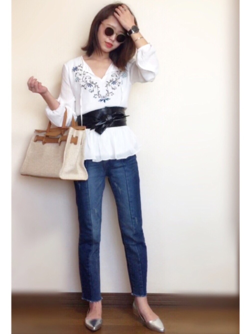 ホワイト系のTシャツ/カットソー、ブルー系のデニムパンツ、ブラウン系のトートバッグを着用したレディースの春コーディネートの1枚目の写真