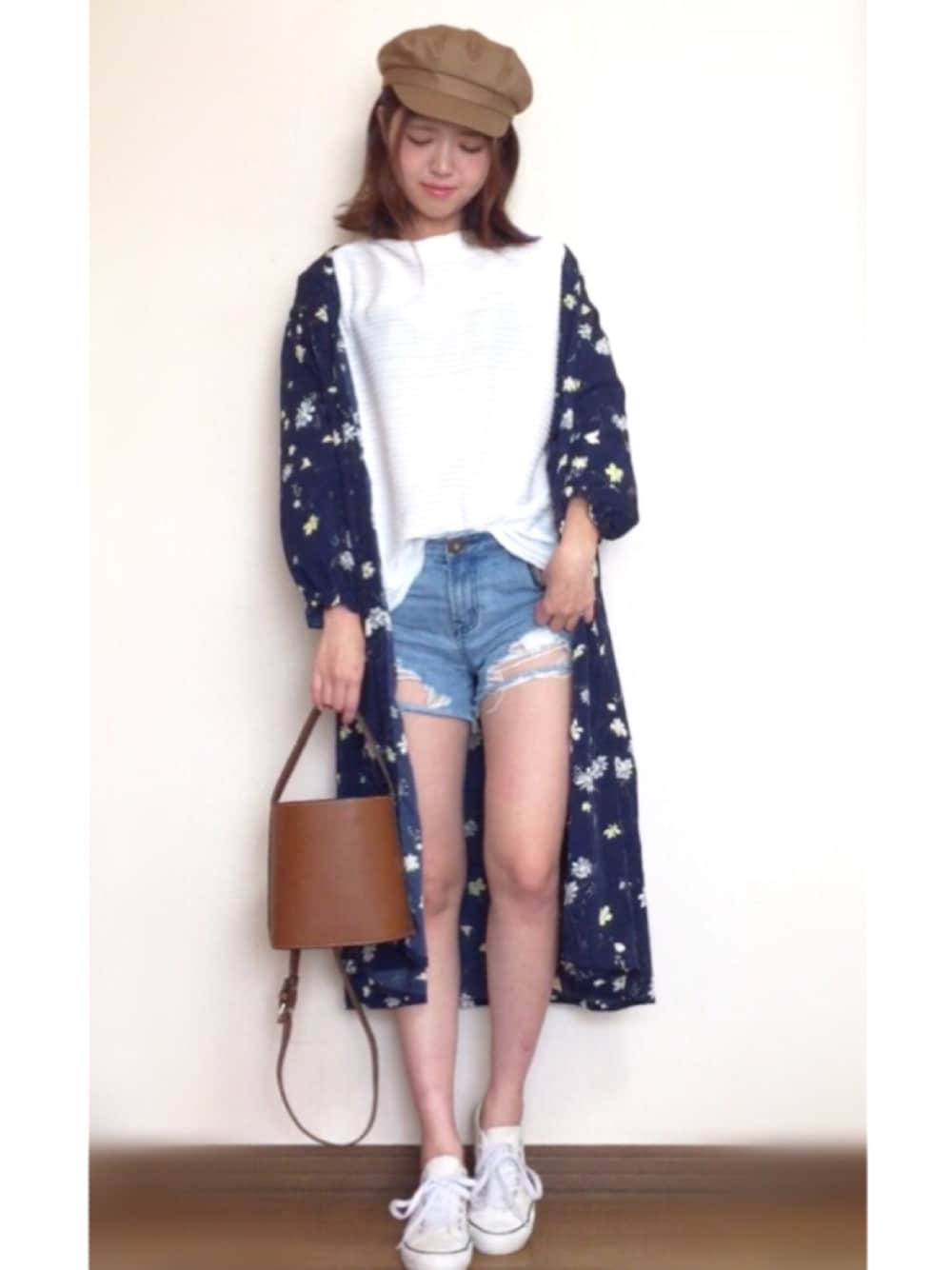 「カジュアル、オトナカジュアル、花柄、花柄ワンピース、ガウン、デニム、ショートパンツ、バケツバッグ、キャスケット、ゆるトップス」｜「EGOISTのタックライントップ（Tシャツ/カットソー、ホワイト系）」を使った、Miiさん（レディース・159cm）の春コーディネートの1枚目の写真