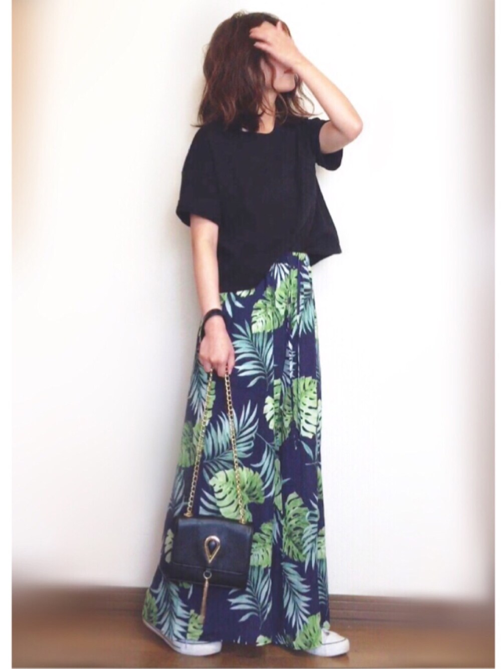 ブルー系のその他パンツ、ブラック系のTシャツ/カットソー、ブラック系のショルダーバッグを着用したレディースの夏コーディネートの1枚目の写真