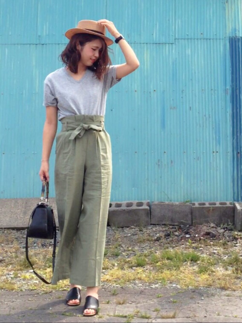 「夏、大人カジュアル、キレイめ、Tシャツ、パックTシャツ、ワイドパンツ、ハイウエスト、ウエストマーク、カンカン帽、ゆるコーデ」｜「EGOISTのバンブー2wayバッグ（ショルダーバッグ、ブラック系）」を使った、Miiさん（レディース・159cm）の夏コーディネートの1枚目の写真