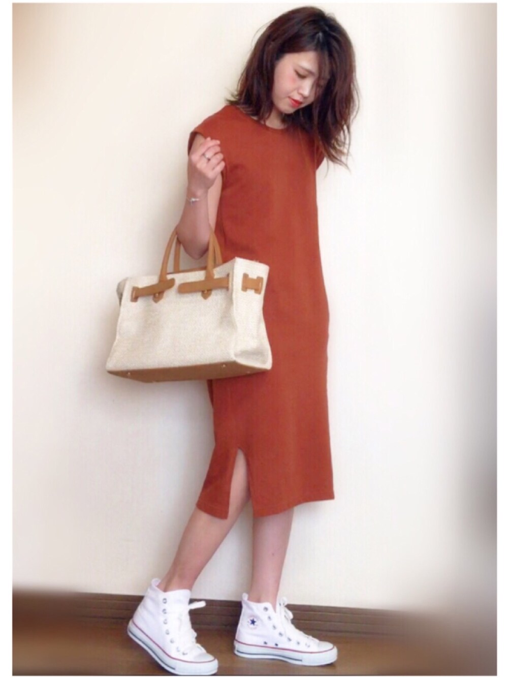 「休日スタイル、プチプラコーデ、GU、オトナ女子、ロングTシャツ、ワンピース、かごバーキン、converse、テラコッタ、ノースリーブ」｜「EGOISTのプレート＆トライアングルバングル（バングル/リストバンド、ブルー系）」を使った、Miiさん（レディース・159cm）の夏コーディネートの1枚目の写真