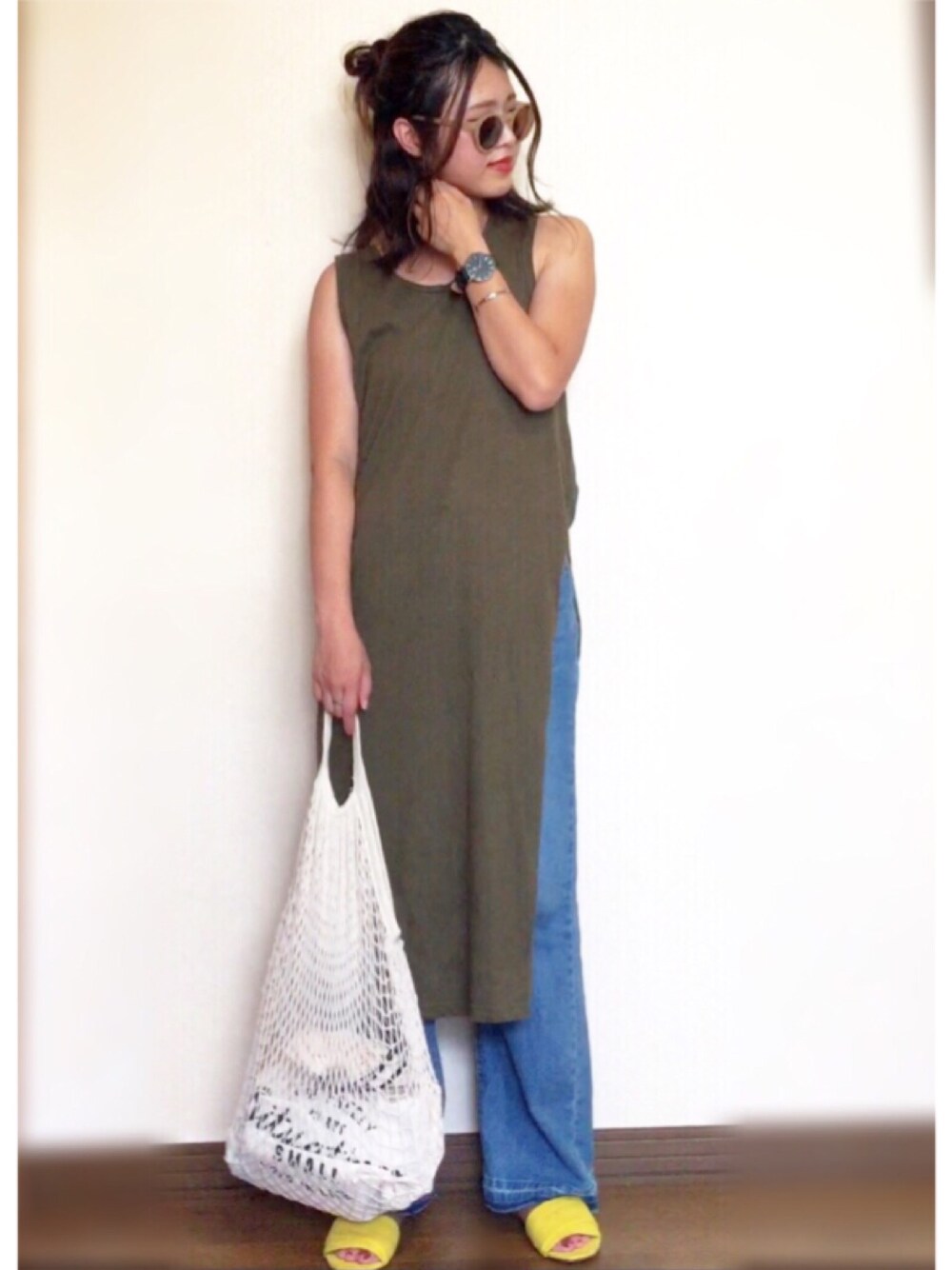 グリーン系のTシャツ/カットソー、ブルー系のデニムパンツ、イエロー系のサンダルを着用したレディースの夏コーディネートの1枚目の写真