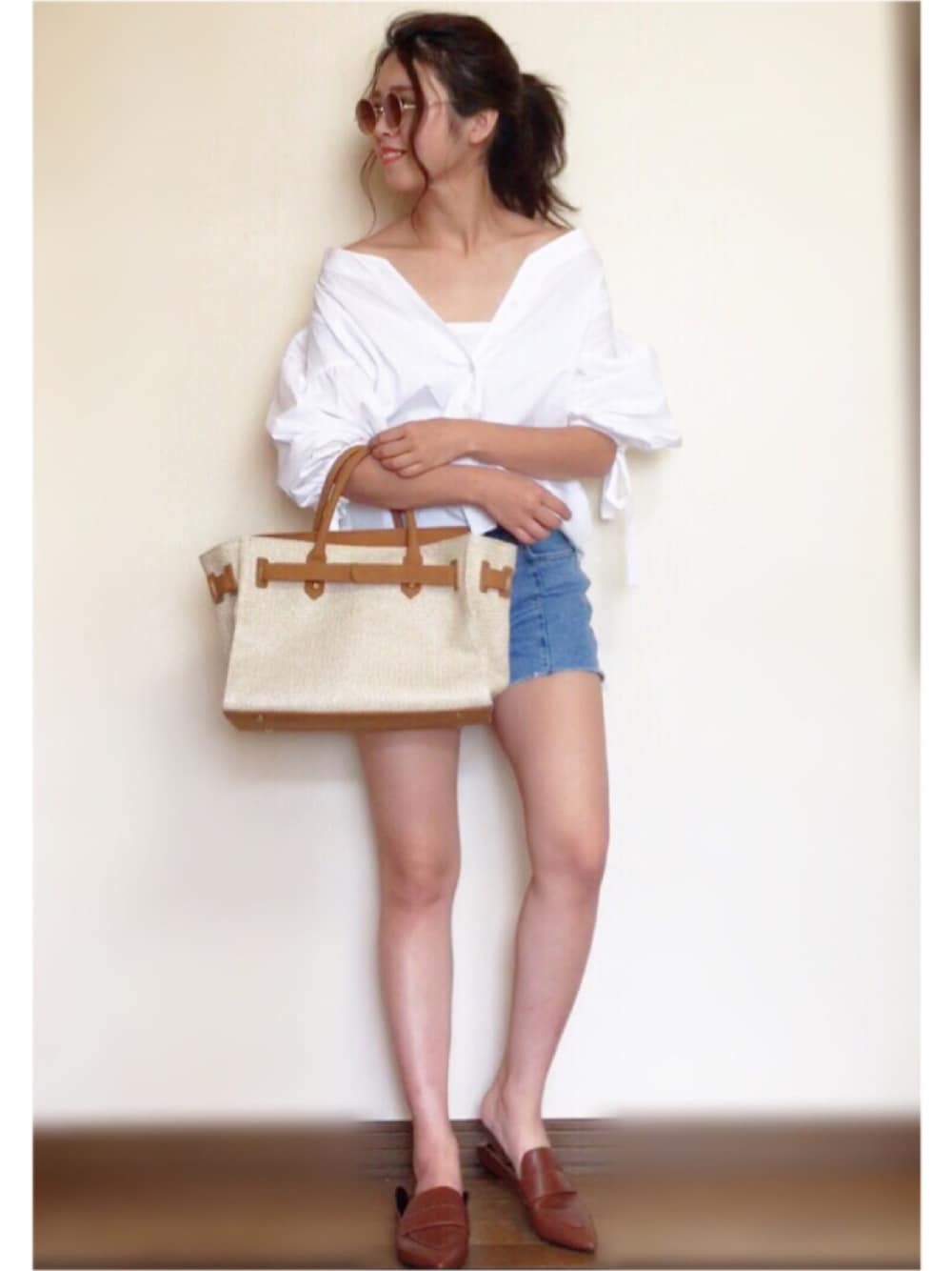 「夏コーデ、カジュアル、シンプル、ショートパンツ、デニム、ブラウス、白シャツ、ボリューム袖、ローファー、バブーシュ」｜「EGOISTのセンター切替デニムショートパンツ（デニムパンツ、ブルー系）」を使った、Miiさん（レディース・159cm）の夏コーディネートの1枚目の写真