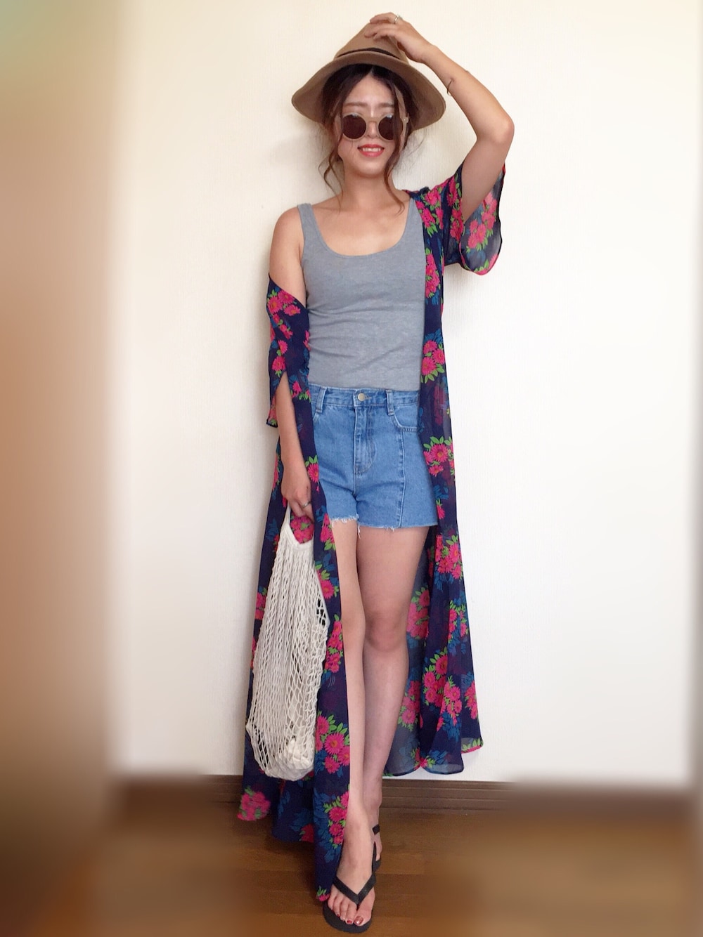 「夏コーデ、ラクチンコーデ、リゾートスタイル、柄シャツ、花柄、ボタニカル柄、ガウン、麦わら帽子、ビーサン、ショートパンツ」｜「EGOISTのセンター切替デニムショートパンツ（デニムパンツ、ブルー系）」を使った、Miiさん（レディース・159cm）の夏コーディネートの1枚目の写真