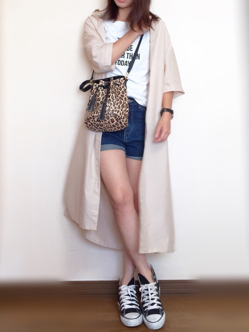 「カジュアル、ラクチンコーデ、秋、ロングシャツ、ロゴT、ショートパンツ、デニムショートパンツ、レオパード、ひょう柄、秋のコーデ」｜「AZUL by moussyのｽｷｯﾊﾟｰ5分ﾏｷｼｼｬﾂ（シャツ/ブラウス、ベージュ系）」を使った、Miiさん（レディース・159cm）の夏コーディネートの1枚目の写真