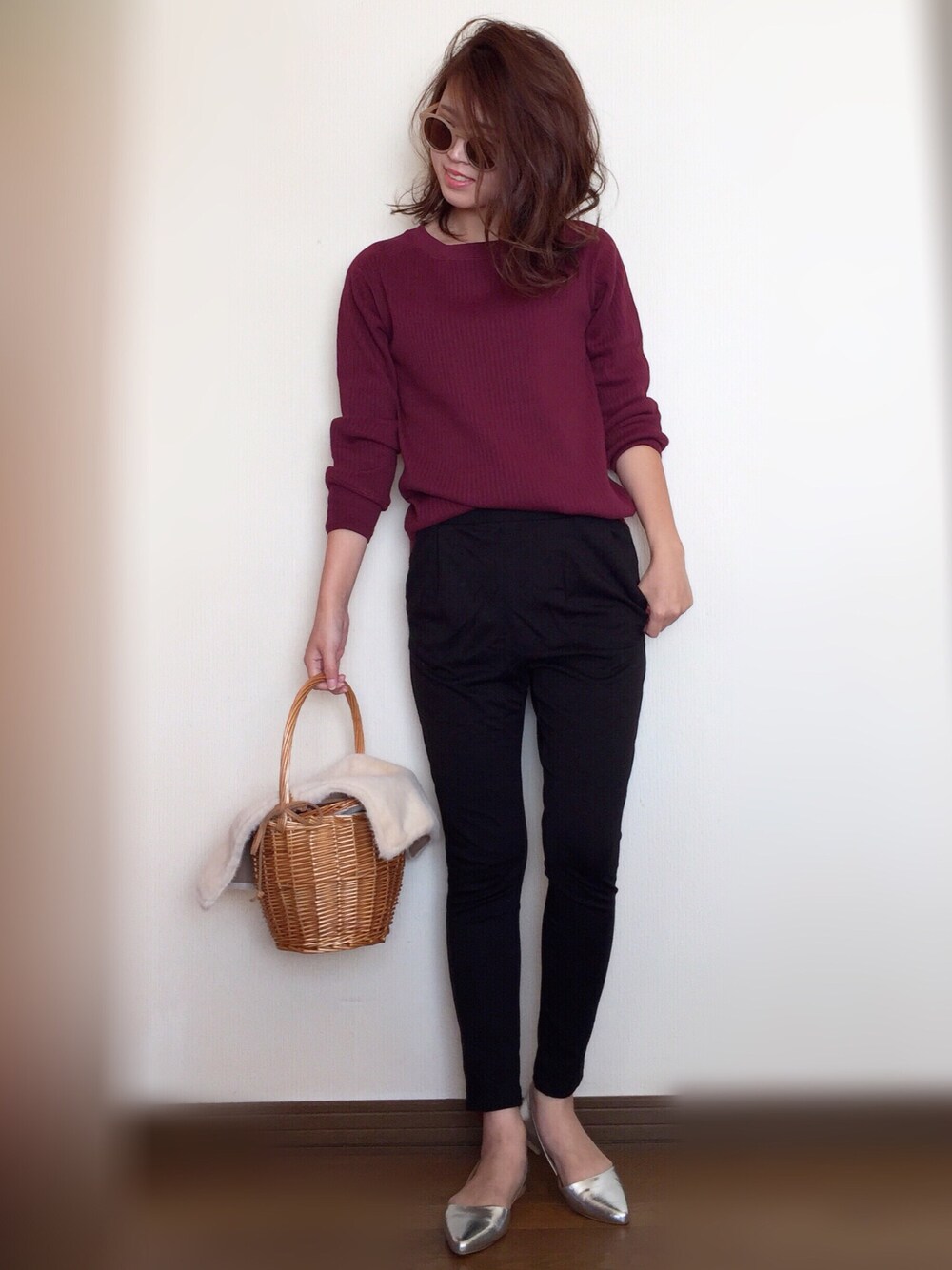 レッド系のTシャツ/カットソー、ブラック系のその他パンツ、ベージュ系のかごバッグを着用したレディースの秋コーディネートの1枚目の写真