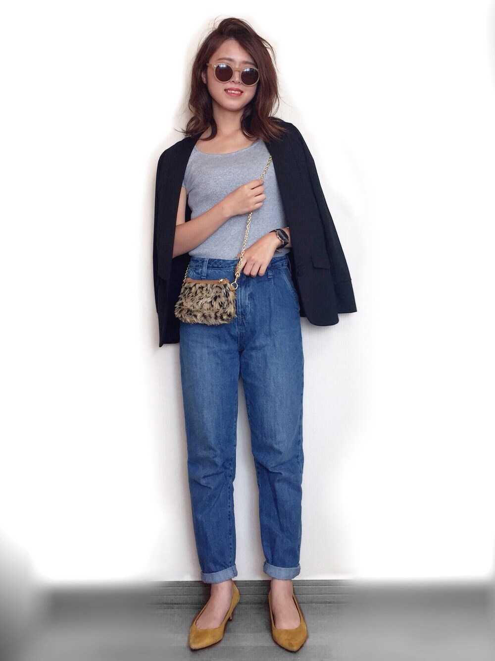 「大人カジュアル、秋服、パンツスタイル、ファー小物、ジャケット、リブT、デニム、レオパード、マスタード、パンプス」｜「ShesonのSheson(シーズン)カットテーラードジャケット（テーラードジャケット、ブラック系）」を使った、Miiさん（レディース・159cm）の秋コーディネートの1枚目の写真