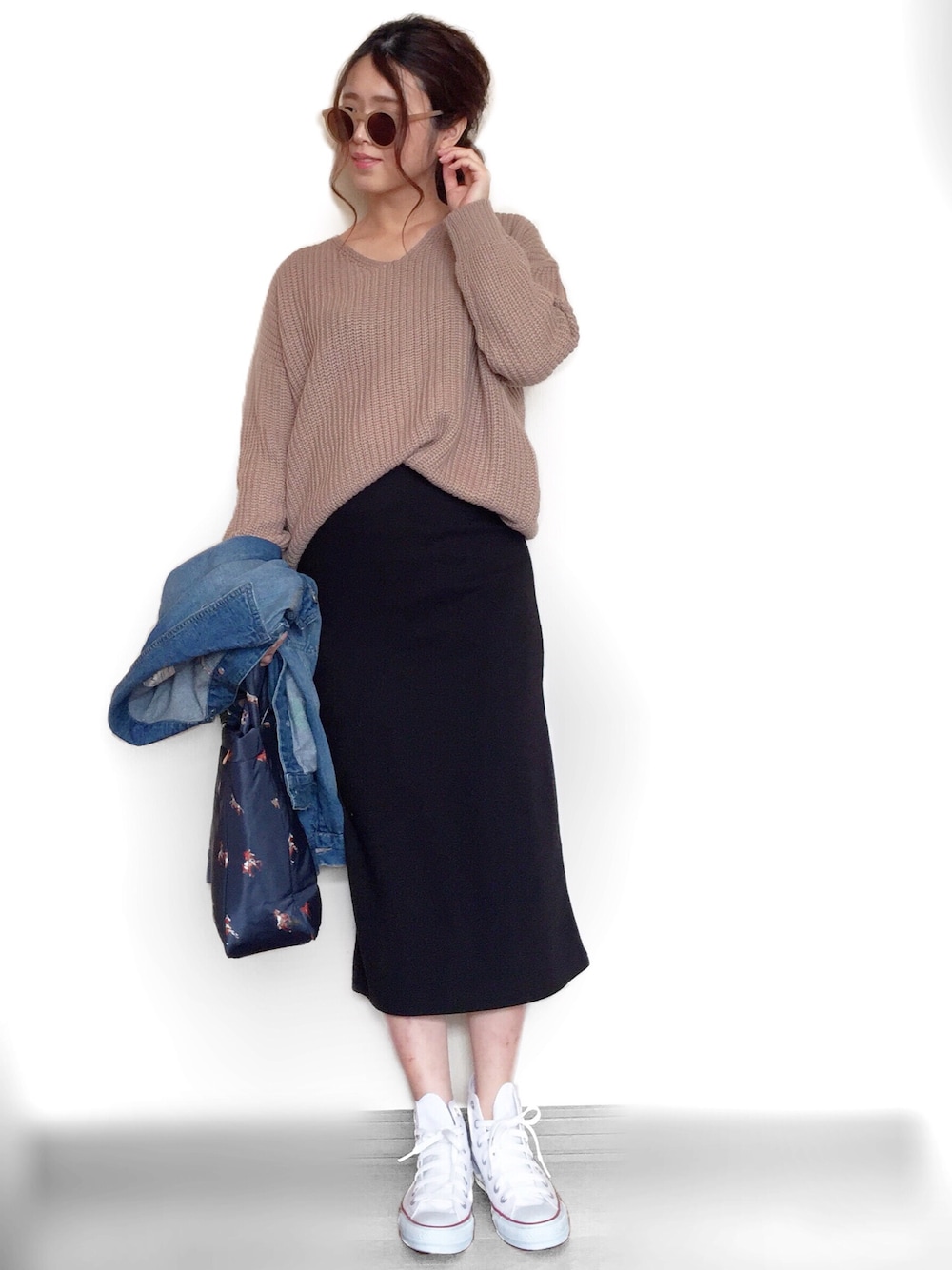 ベージュ系のニット/セーター、ブラック系のスカート、ブルー系のトートバッグを着用したレディースの秋コーディネートの1枚目の写真