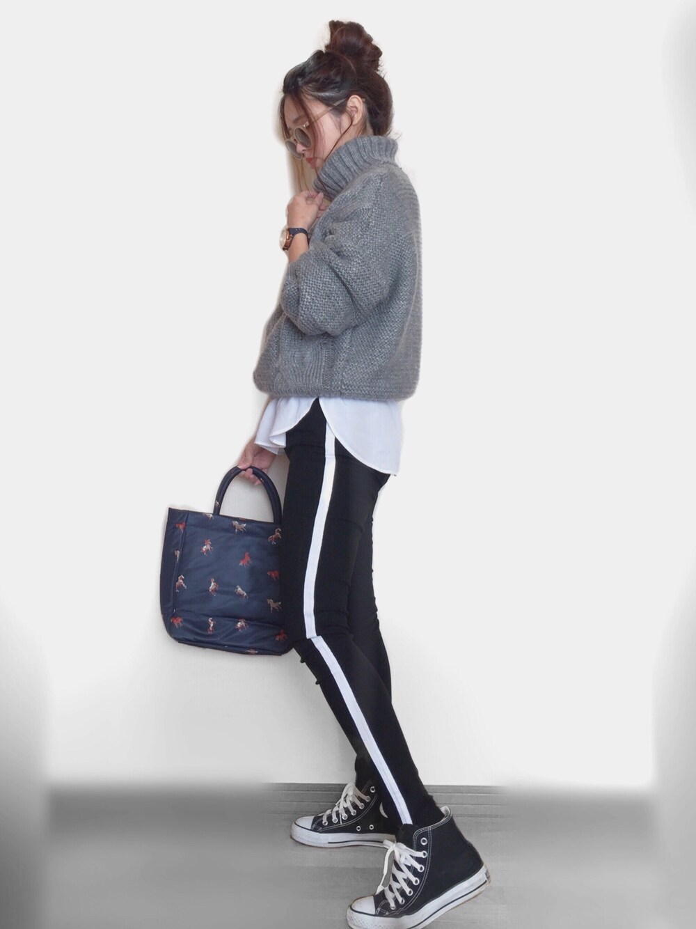 「Fossil、FOSSILSTYLE、wfossil、russet、ケーブルニット、タートルネック、白シャツ、レイヤードスタイル、ラインパンツ、ハイカットスニーカー」｜「and Rのワイドリブタートルケーブルセーター（ニット/セーター、グレー系）」を使った、Miiさん（レディース・159cm）の秋コーディネートの1枚目の写真