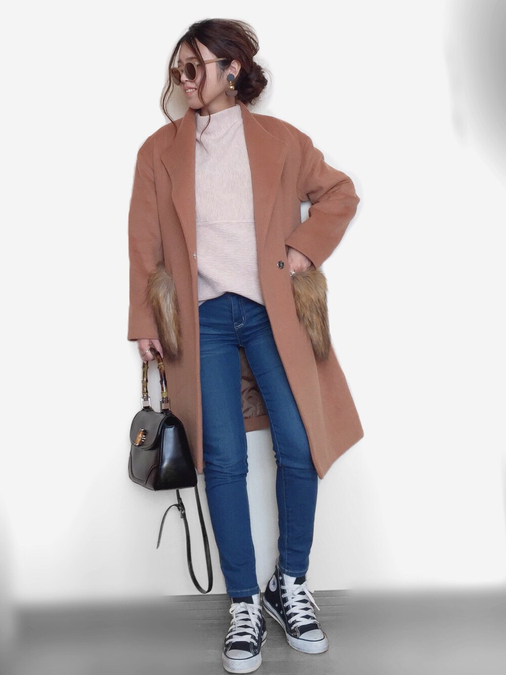 「LIPSTAR、ノーカラーコート、ファーポケット、スニーカーコーデ、ロングコート、ハイネックニット、スキニーデニム、シンプルコーデ、パンツスタイル、コンバース」｜「Willful by lipstarの【Willful by lipstar】エコファーポケットノーカラーコート（その他アウター、ベージュ系）」を使った、Miiさん（レディース・159cm）の冬コーディネートの1枚目の写真