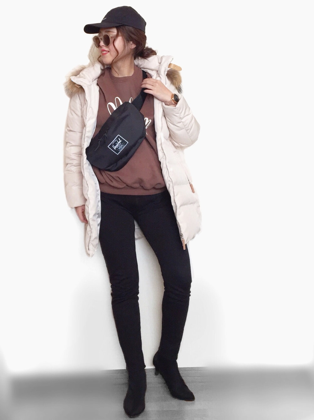 「Fossil、FOSSILSTYLE、ダウンコート、スウェット、黒スキニー、ボディバッグ、ウエストポーチ、ソックス➕ブーツ、キャップ、カジュアル」｜「Aco Designのアイテム（スウェット、ブラウン系）」を使った、Miiさん（レディース・159cm）の冬コーディネートの1枚目の写真