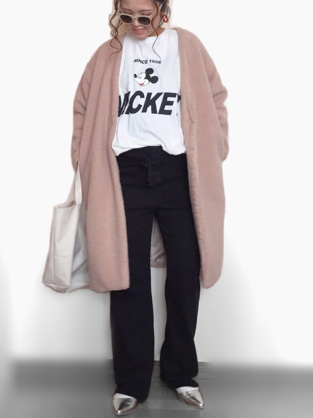 「ボアコート、オーバーサイズ、ワイドパンツ、スウェットパンツ、ミッキーT、ラフ、ノーカラーコート、トートバッグ、メタリックシューズ、シルバーシューズ」｜「Aco Designのアイテム（トップス、ホワイト系）」を使った、Miiさん（レディース・159cm）の冬コーディネートの1枚目の写真