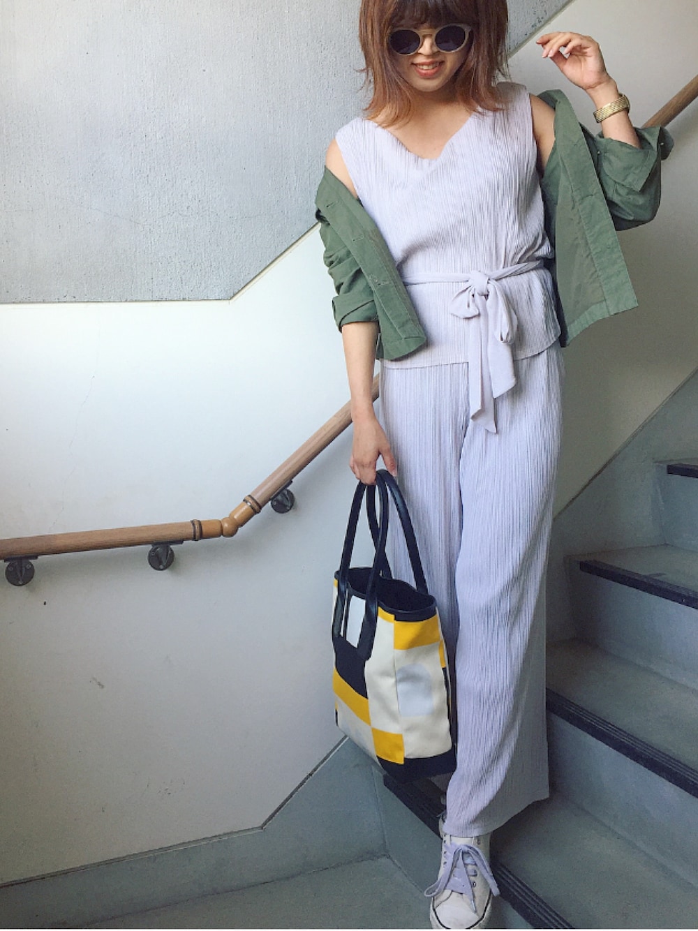 「Royalparty、Bally、BALLYBUSYB、オールインワン、オトナカジュアル、ミリタリージャケット、ミリタリーシャツ、白スニーカー、シンプルコーデ、プリーツ」｜「UNIQLOのアイテム（ミリタリージャケット、グリーン系）」を使った、Miiさん（レディース・159cm）の春コーディネートの1枚目の写真