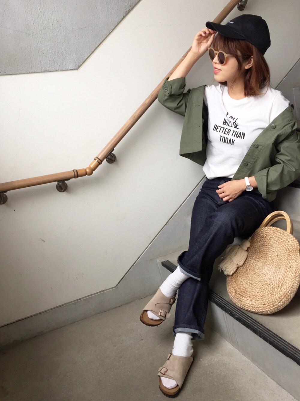 「birkenstock、METALLICSTONES、2018ss、大人カジュアル、ロゴT、デニムパンツ、サンダルに靴下、ラフィアバッグ、サークルバッグ、キャップ」｜「BIRKENSTOCKの18SS新作◆ZURICH/チューリッヒ ソフトフットベッド スエードレザー（WOMEN）（サンダル、ベージュ系）」を使った、Miiさん（レディース・159cm）の春コーディネートの1枚目の写真