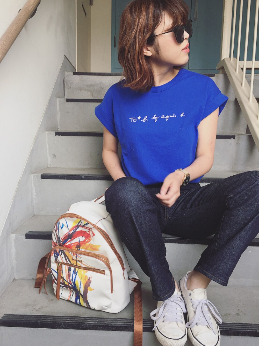 「トゥービーバイアニエスベー、To b. by agnes b.、Desigual、デシグアル、PR、カジュアルコーデ、カラーTシャツ、ロゴT、デニムパンツ、ストレートデニム」｜「To b. by agnes b.のW984 TS（Tシャツ/カットソー、ブルー系）」を使った、Miiさん（レディース・159cm）の春コーディネートの1枚目の写真