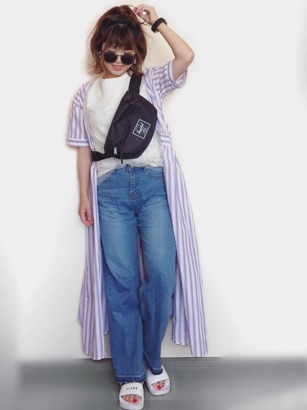 「SENSEOFPLACE、センスオブプレイス、dieselwatch、ディーゼルウォッチ、ガウン、ロングシャツ、ワイドデニム、ウエストポーチ、ストライプシャツ、シャワーサンダル」｜「SENSE OF PLACE by URBAN RESEARCHのカシュクールロングワンピース(半袖)（ワンピース、その他）」を使った、Miiさん（レディース・159cm）の春コーディネートの1枚目の写真