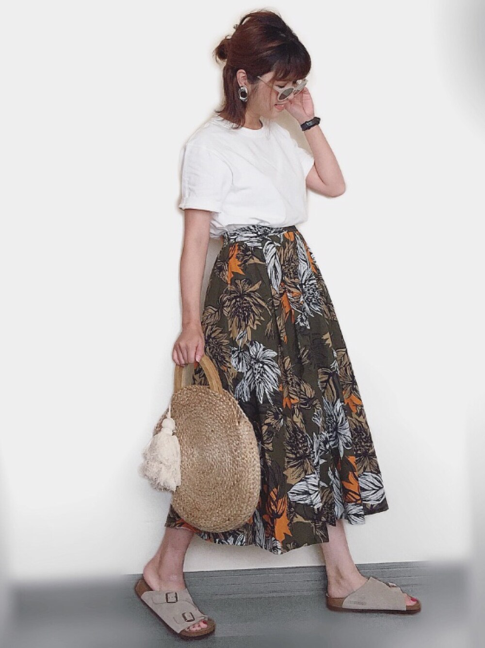 「birkenstock、2018ss、METALLICSTONES、ModeRobe、ボタニカル柄、フレアスカート、白Tシャツ、柄スカート、サークルバッグ、ラフィアバッグ」｜「MODE ROBEのボタニカル柄スカート（スカート、グリーン系）」を使った、Miiさん（レディース・159cm）の夏コーディネートの1枚目の写真