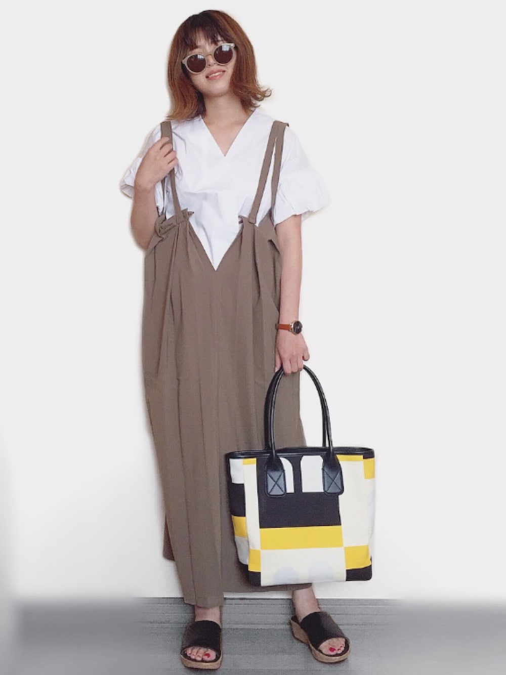 「Bally、BALLYBUSYB、Fossil、FOSSILSTYLE、fitflop、パフスリーブ、カシュクール、サロペットスカート、キャミサロペット、大人ガーリー」｜「cawaiiのオンにもオフにも。大人のパフスリーブブラウス。カシュクールトップス（シャツ/ブラウス、ホワイト系）」を使った、Miiさん（レディース・159cm）の夏コーディネートの1枚目の写真