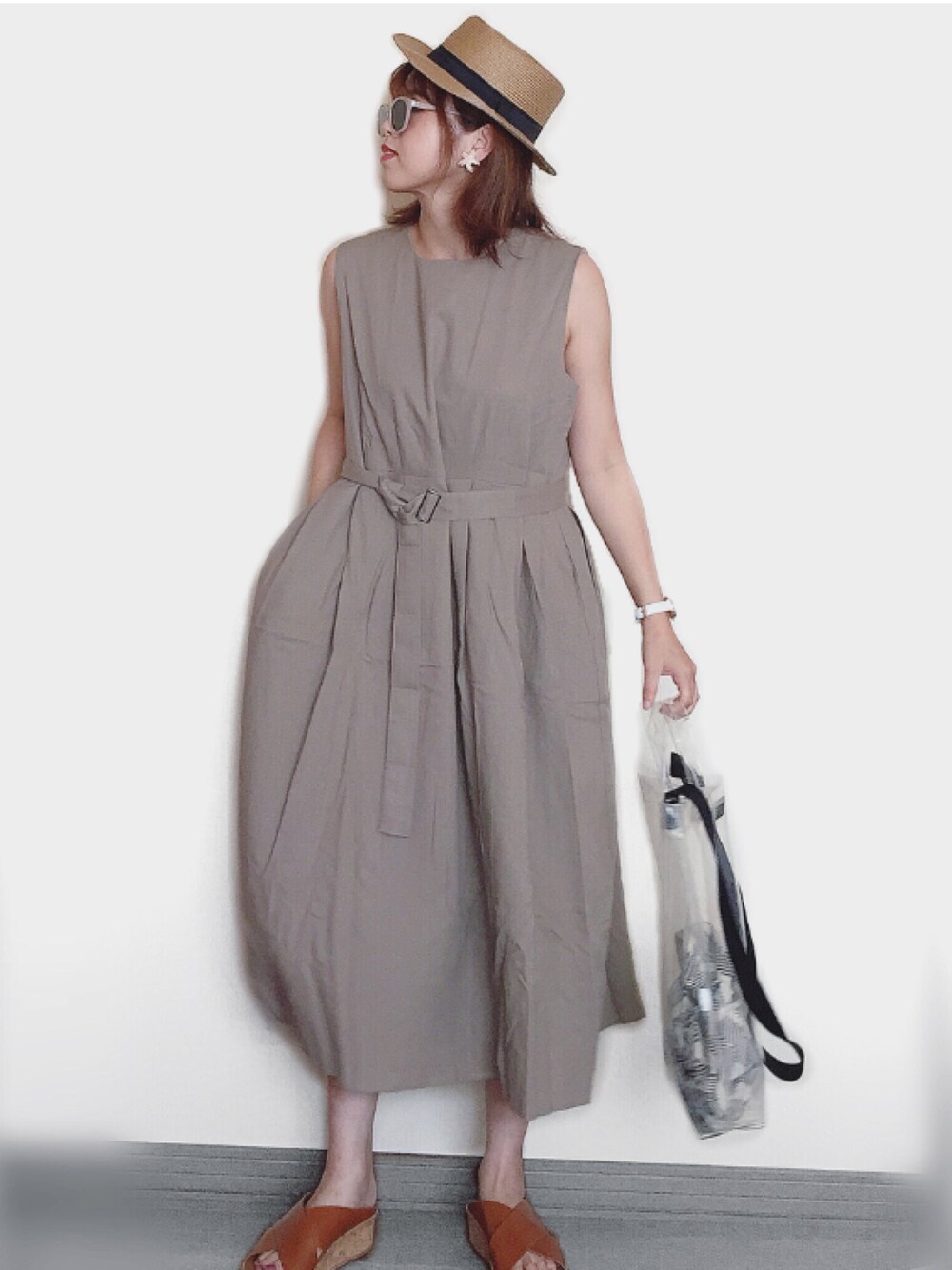 ブラウン系のワンピース、その他のバッグ、ブラック系のショルダーバッグを着用したレディースの夏コーディネートの1枚目の写真