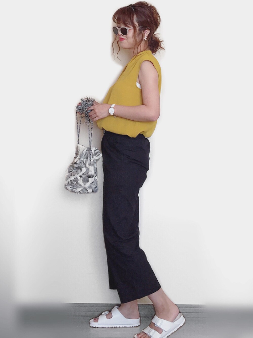 「オトナカジュアル、アンクルパンツ、リネンパンツ、SonnyLabel、サニーレーベル、birkenstock、ARIZONA、EVAサンダル、ビルケンシュトック、マスタード」｜「URBAN RESEARCH Sonny Labelのフロントタックフレンチスリーブブラウス（Tシャツ/カットソー、イエロー系）」を使った、Miiさん（レディース・159cm）の夏コーディネートの1枚目の写真