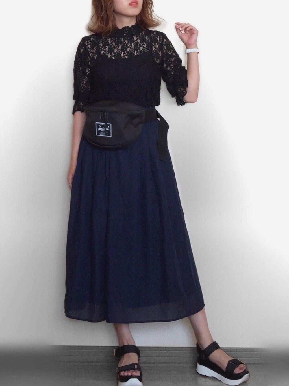 ブラック系のシャツ/ブラウス、ブルー系のスカート、ブラック系のボディバッグ/ウエストポーチを着用したレディースの夏コーディネートの1枚目の写真
