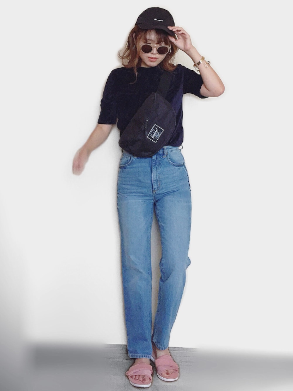 ブルー系のTシャツ/カットソー、ブルー系のデニムパンツ、ピンク系のサンダルを着用したレディースの夏コーディネートの1枚目の写真