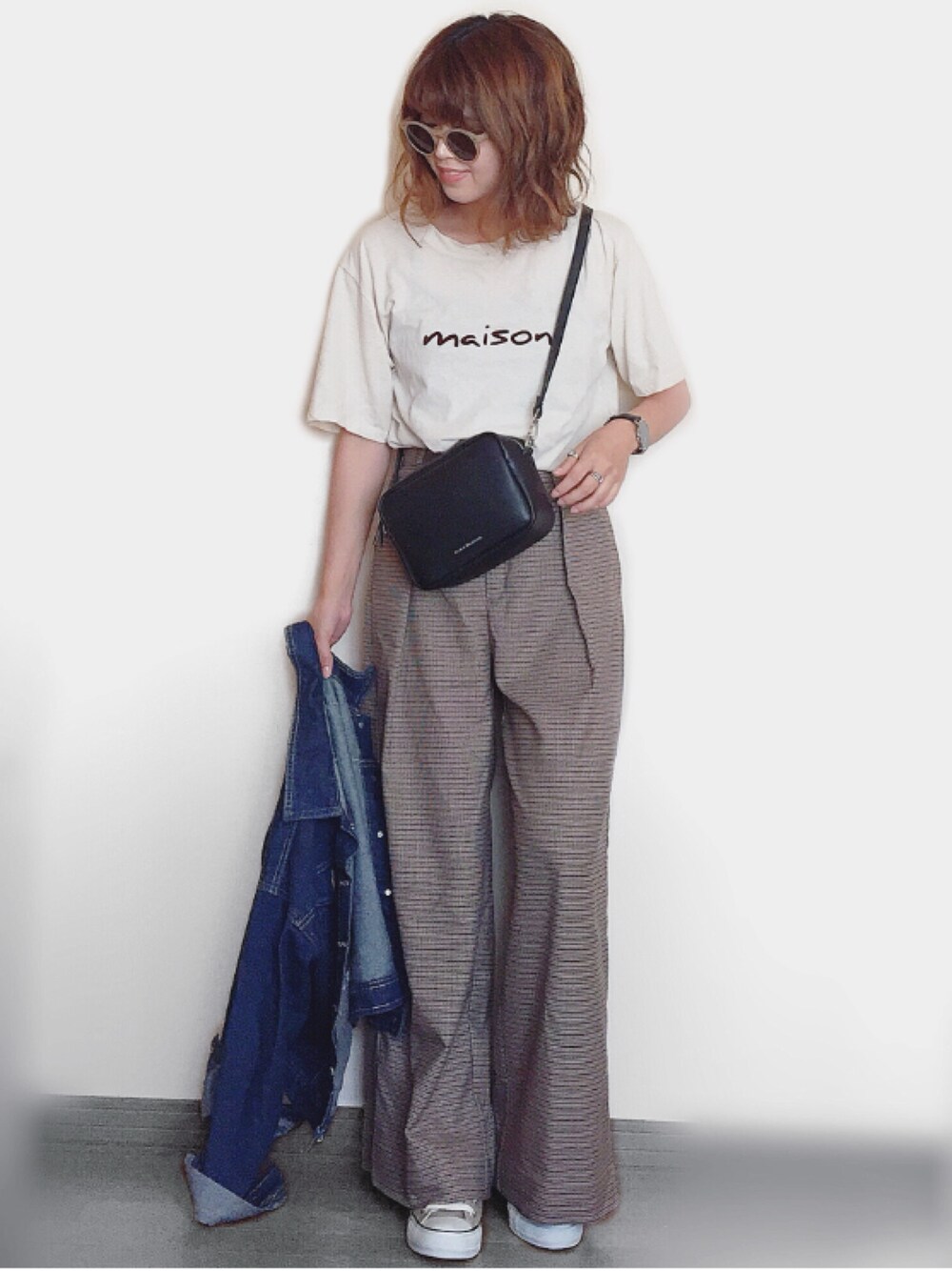 「夏のワントーンコーデ、ガンクラブチェック、チェックパンツ、ワイドパンツ、ベージュコーデ、ベージュコンバース、ロゴT、プチプラコーデ、ゆるコーデ、オトナカジュアル」｜「ShesonのSheson(シーズン)セレクト　ロゴBIGTシャツ（Tシャツ/カットソー、ベージュ系）」を使った、Miiさん（レディース・159cm）の夏コーディネートの1枚目の写真