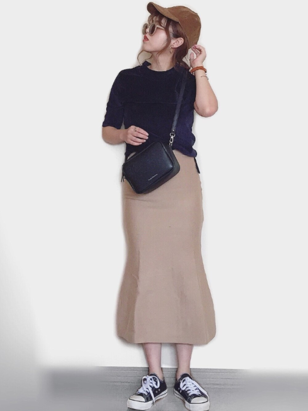 ブルー系のTシャツ/カットソー、その他のイヤリング、ブラウン系のアナログ腕時計を着用したレディースの夏コーディネートの1枚目の写真