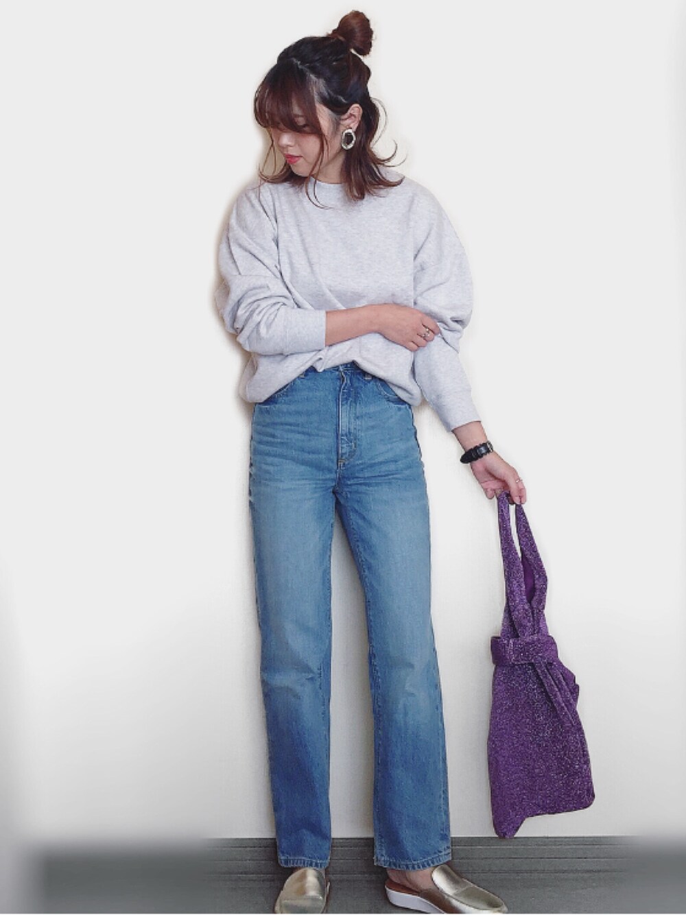 「UNIQLO、UNIQLO U、fitflop、GU、スウェット、オーバーサイズ、スリッポン、パープル、ハイウエストストレートジーンズ、ストレートデニム」｜「UNIQLOのスウェットクルーネックプルオーバー（長袖）（パーカー、グレー系）」を使った、Miiさん（レディース・159cm）の秋コーディネートの1枚目の写真