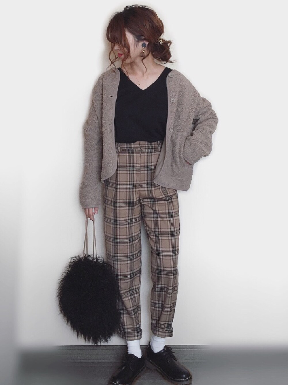 ベージュ系のその他アウター、ブラック系のニット/セーター、ベージュ系のパンツを着用したレディースの秋コーディネートの1枚目の写真