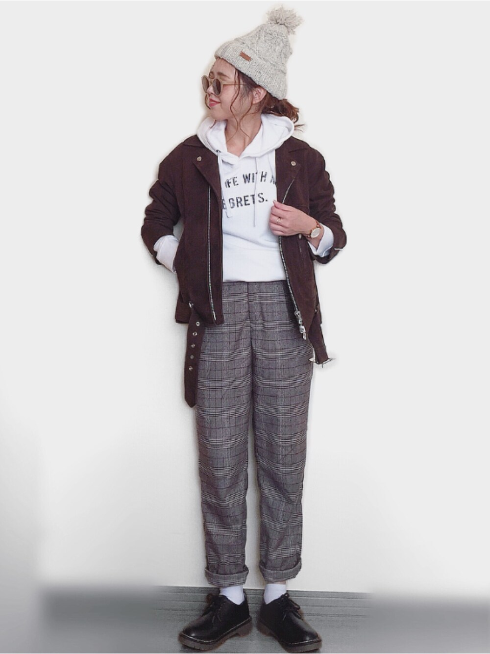 「perkyroom、TRUNObyNOISEMAKER、NOISEMAKER、トルノバイノイズメーカー、ノイズメーカー、しまむら、フォッシル、FOSSILSTYLE、白パーカー、ライダース」｜「14+のボンボン付ネパールニット帽  / knitcap（ニットキャップ/ビーニー、ホワイト系）」を使った、Miiさん（レディース・159cm）の秋コーディネートの1枚目の写真